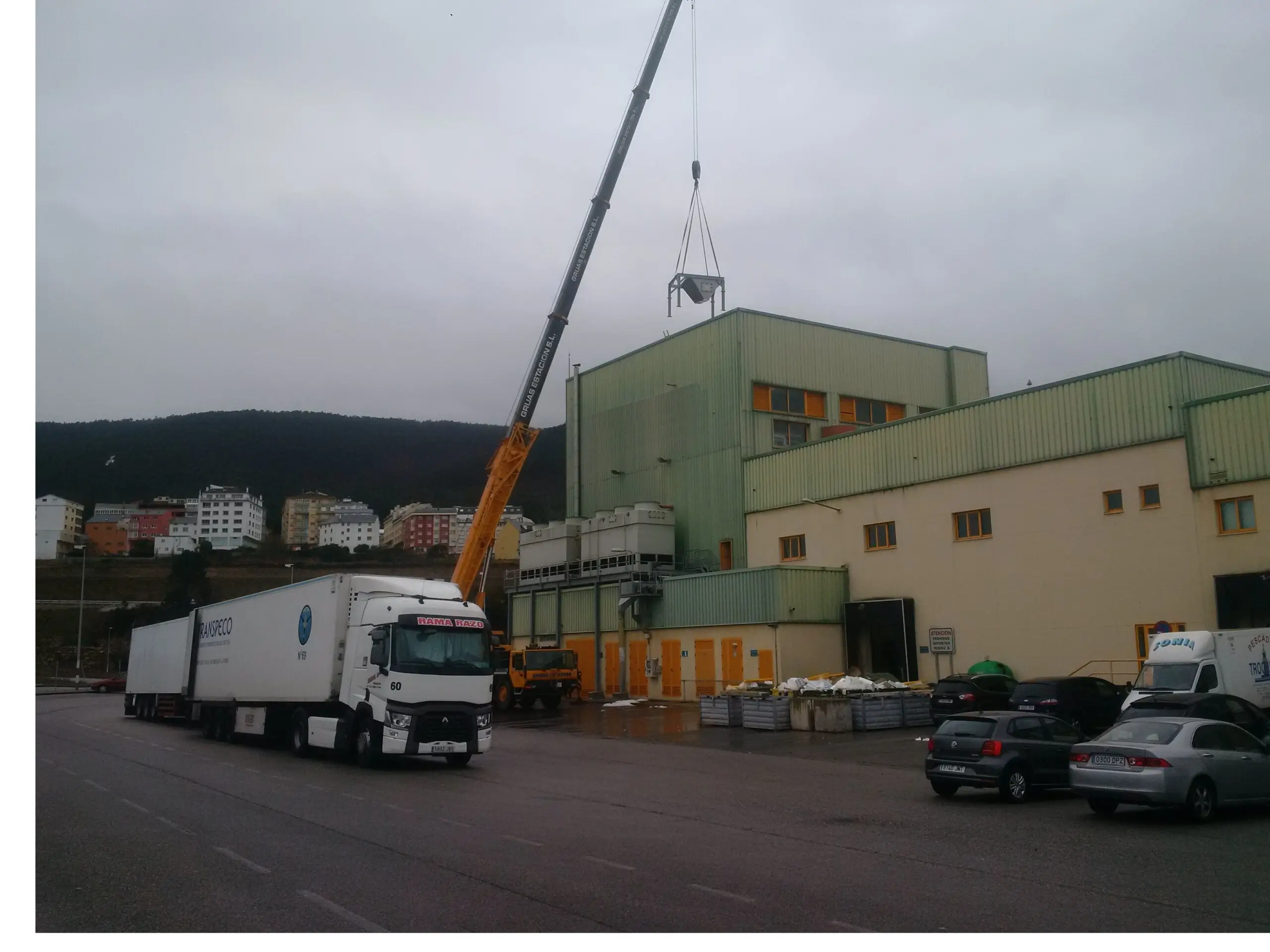 Grúa móvil instalando de sistema de fábrica y transporte de hielo en el País Vasco