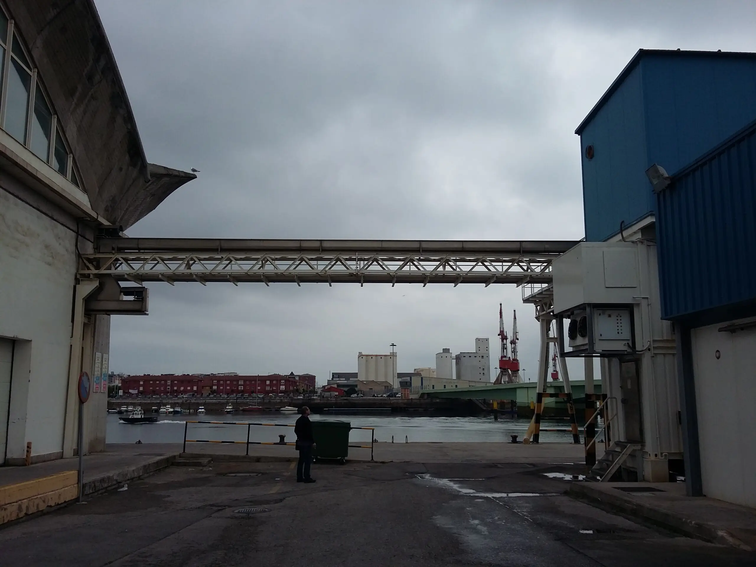 Pasarela metálica industrial que conecta edificios de una fábrica de hielo en el País Vasco